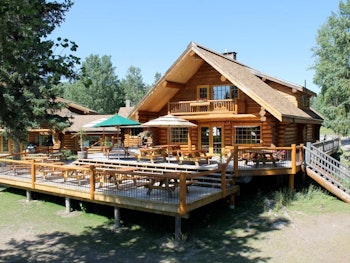 Haupthaus (Blockhütte) mit Terrasse im Vordergrund